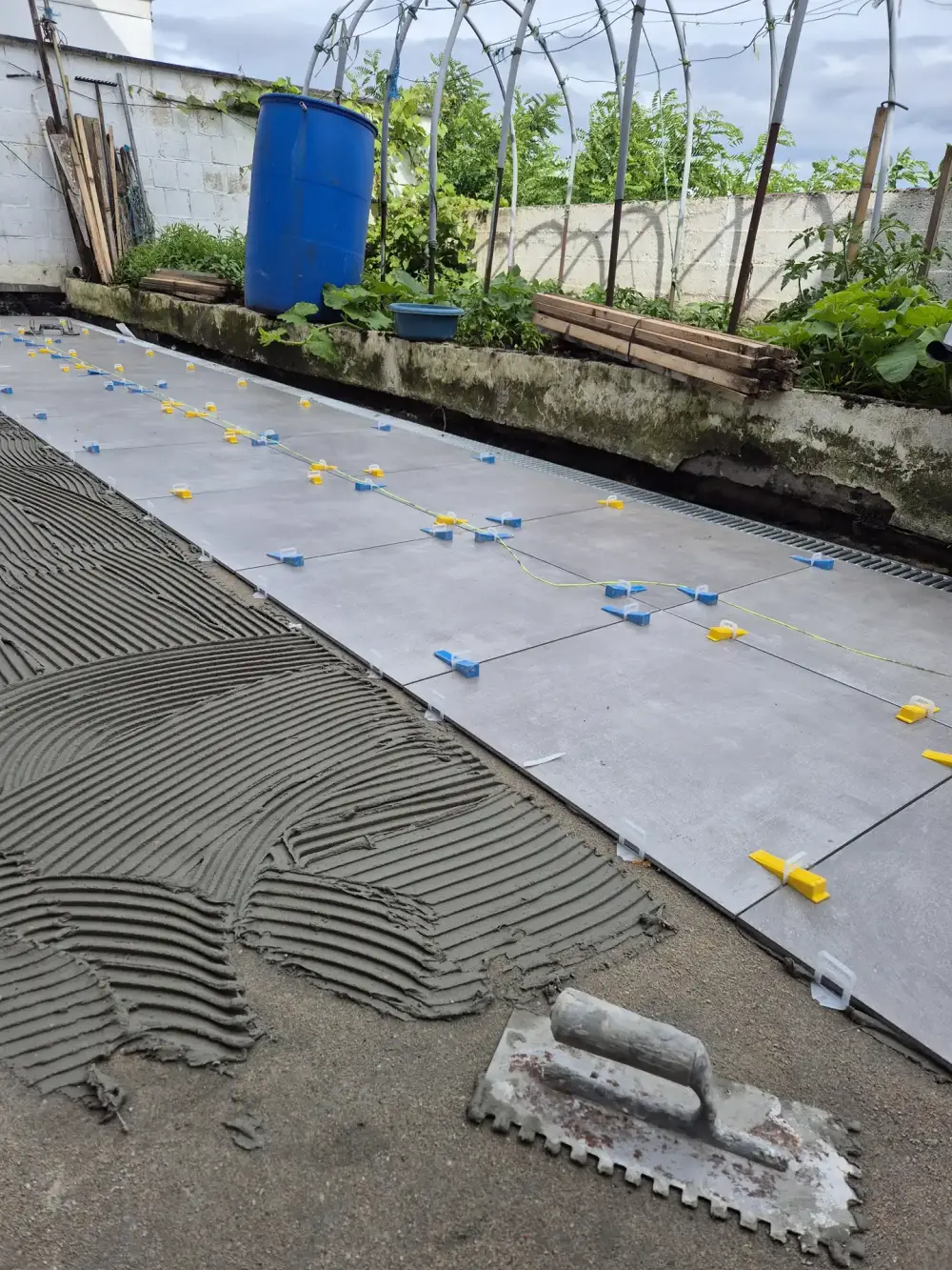 Installation de terrasse en dalles béton en région liégeoise