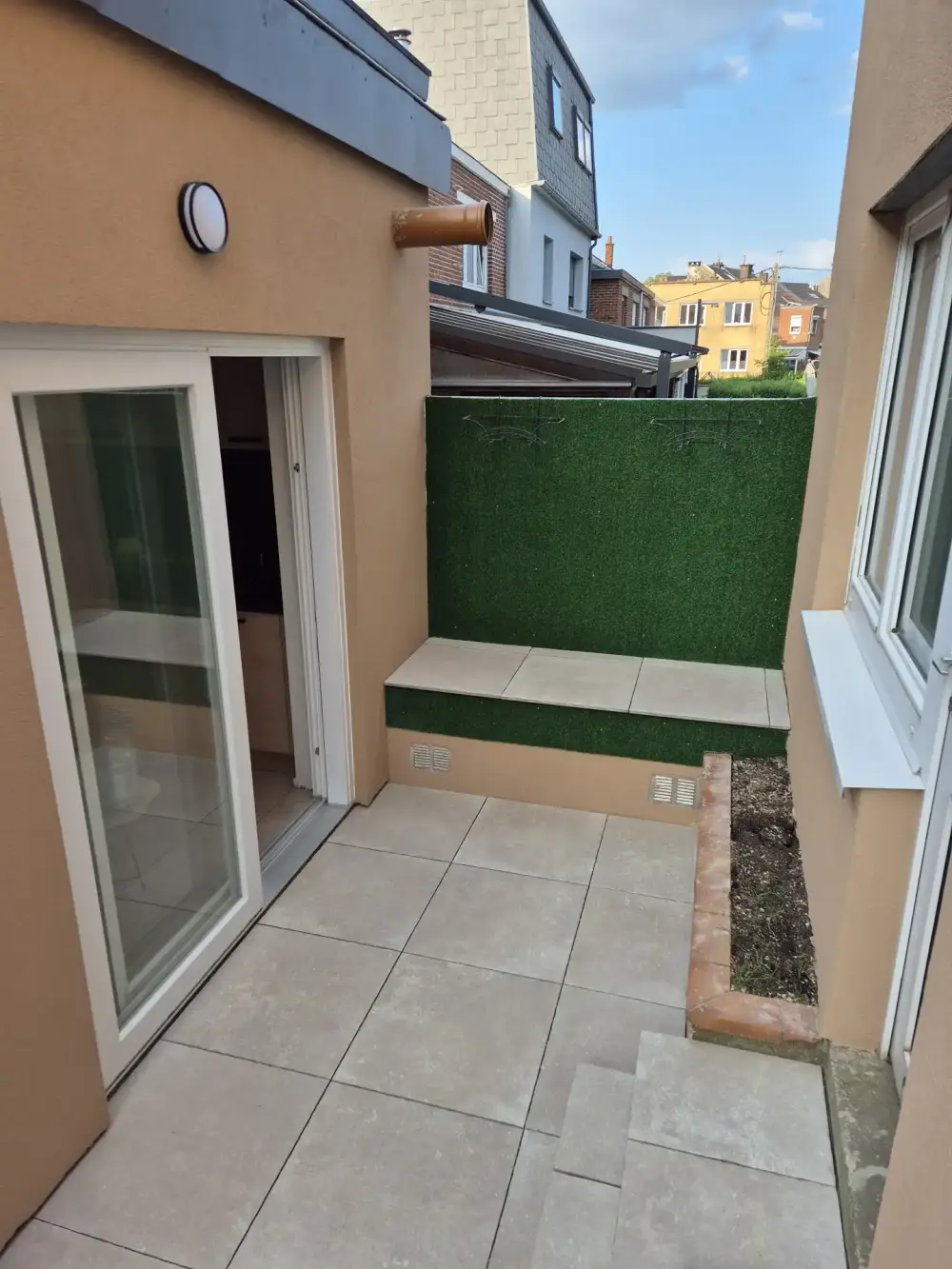 Nouvelle terrasse carrelée installée par entreprise de construction à Liège