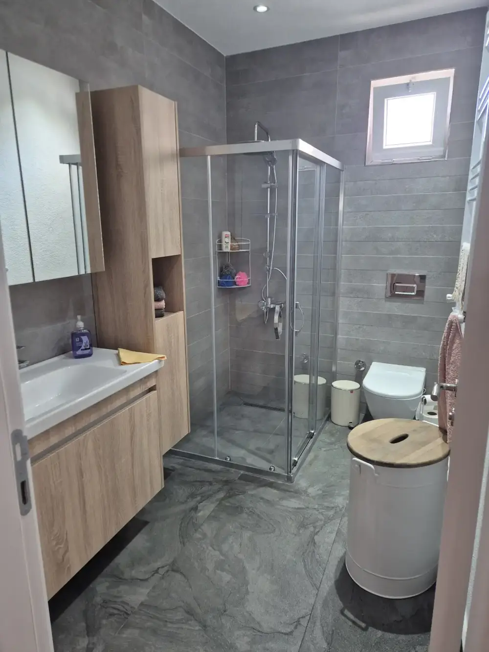 Rénovation de salle de bain moderne réalisée à Fléron par Promise Construct