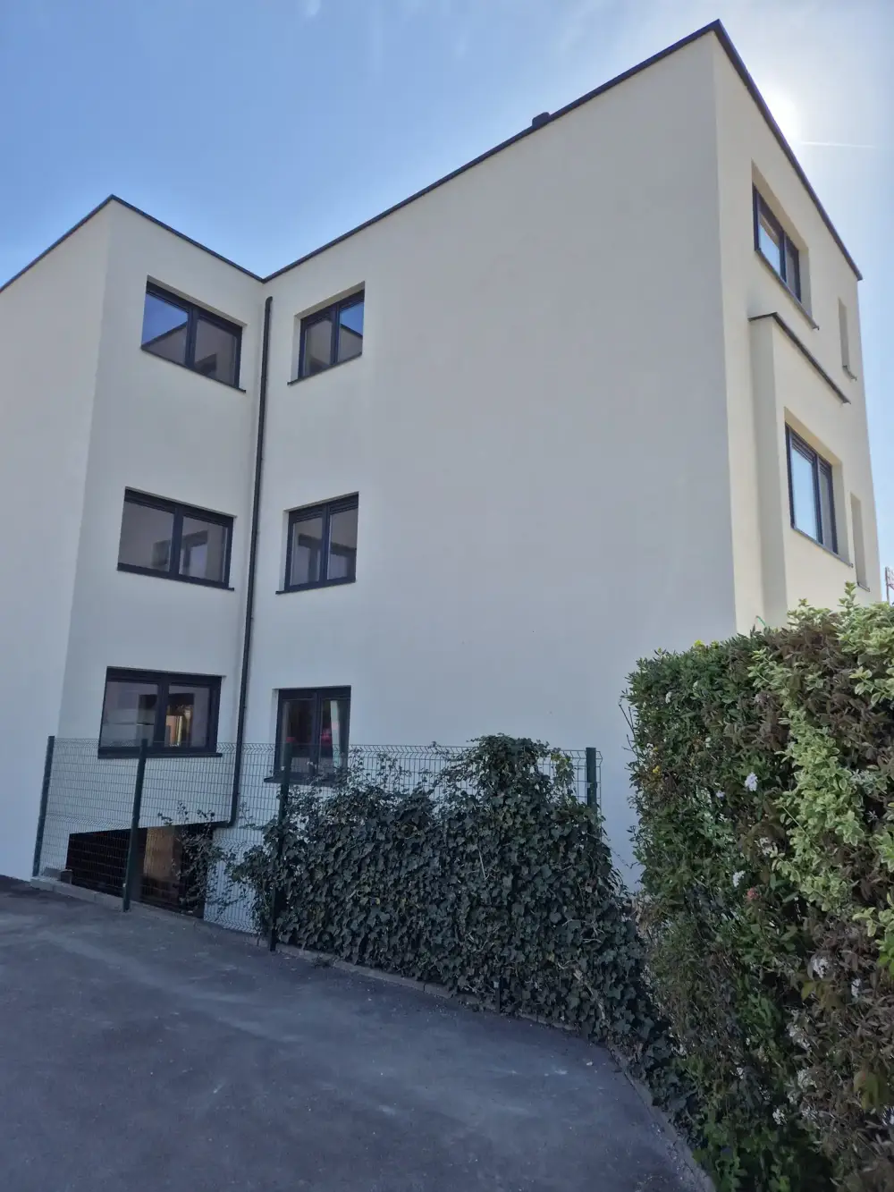 Rénovation de façade avec crépi isolant en région liégeoise